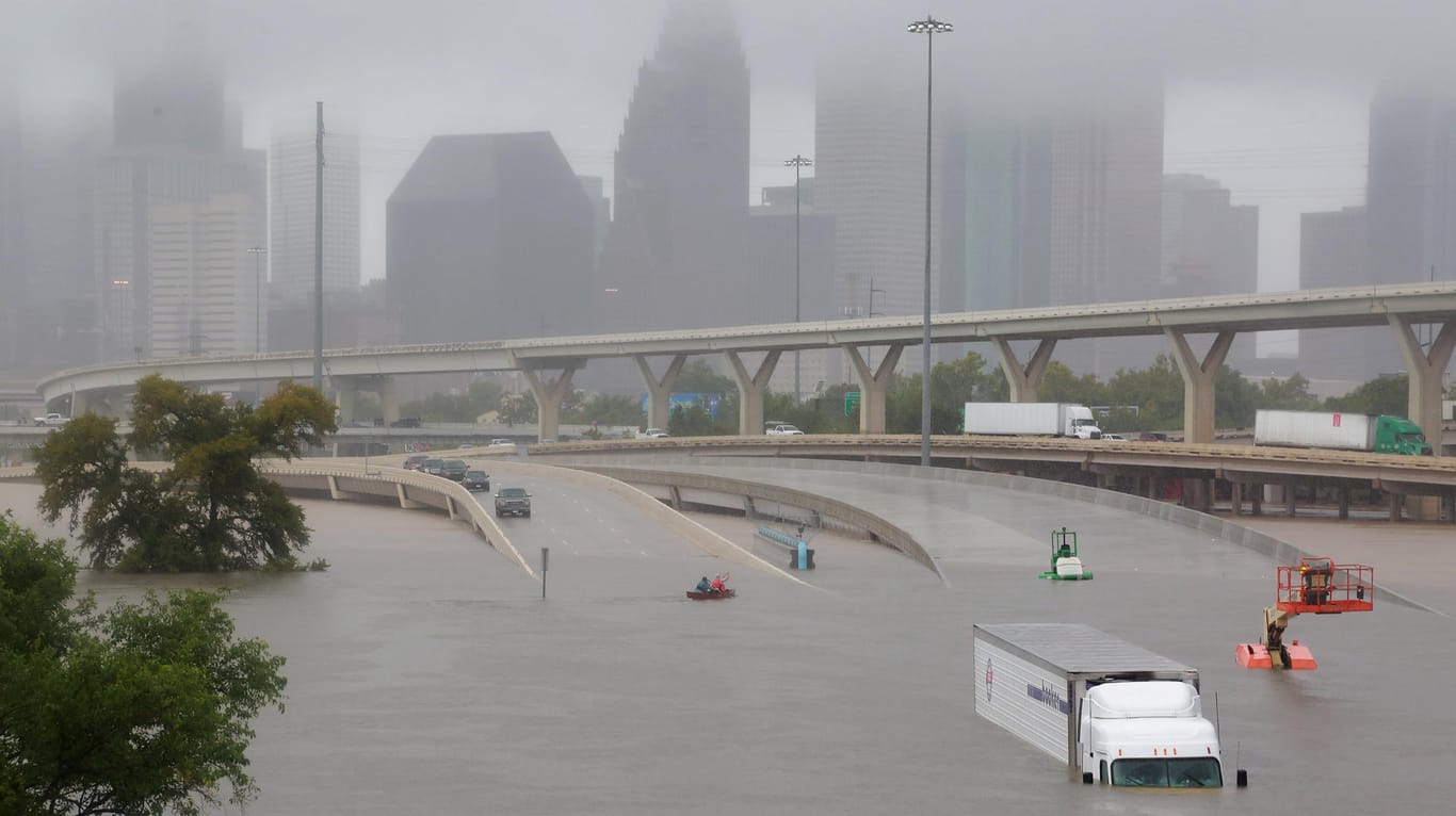 Die Autobahnen rund um Houston – wie hier die Interstate 45 - waren durch den Sturzregen, den der Hurrikan mit sich brachte, überflutet.