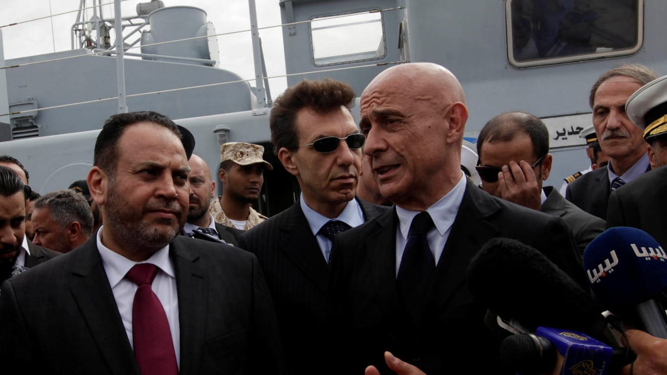 Italiens Innenminister Marco Minniti übergibt ein repariertes Patrouillenboot in Tripolis an die libysche Marine.