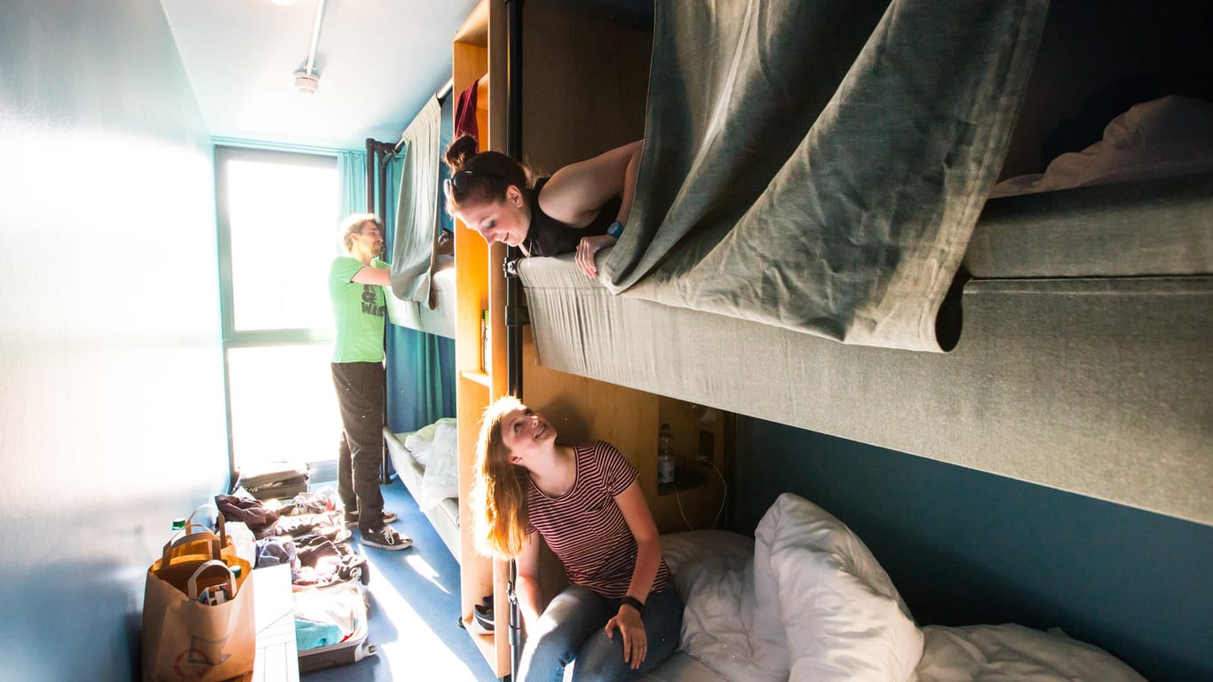 Im «Dock Inn» in Warnemünde gibt es neben Doppelzimmern und Suiten auch Vier- und Acht-Bett-Zimmer, in denen Gruppen zusammen übernachten können.