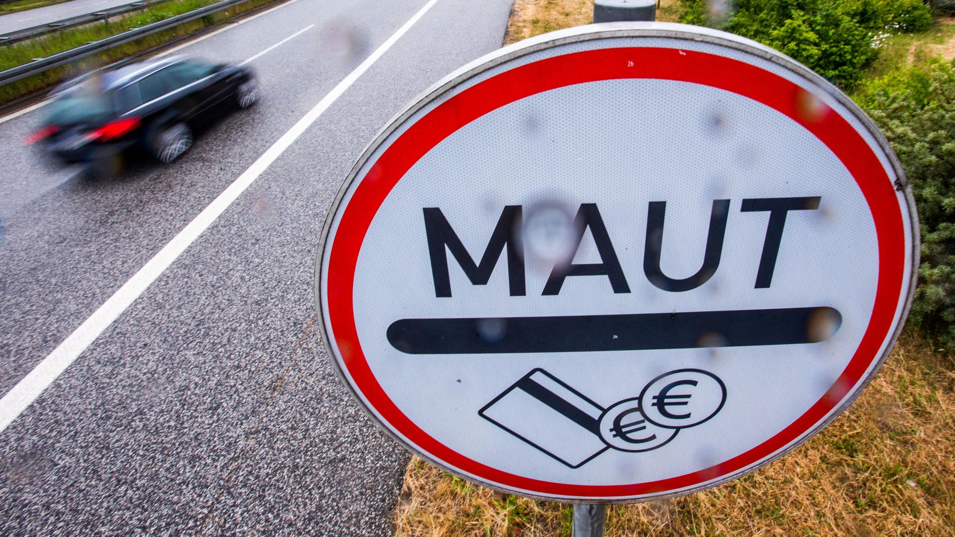 Ein Verkehrsschild weist die Autofahrer an der Stadtautobahn in Rostock auf die Mautpflicht für die Passage des Warnowtunnels hin. Ein Verkehrsschild weist die Autofahrer an der Stadtautobahn in Rostock auf die Mautpflicht für die Passage des Warnowtunnels hin.
