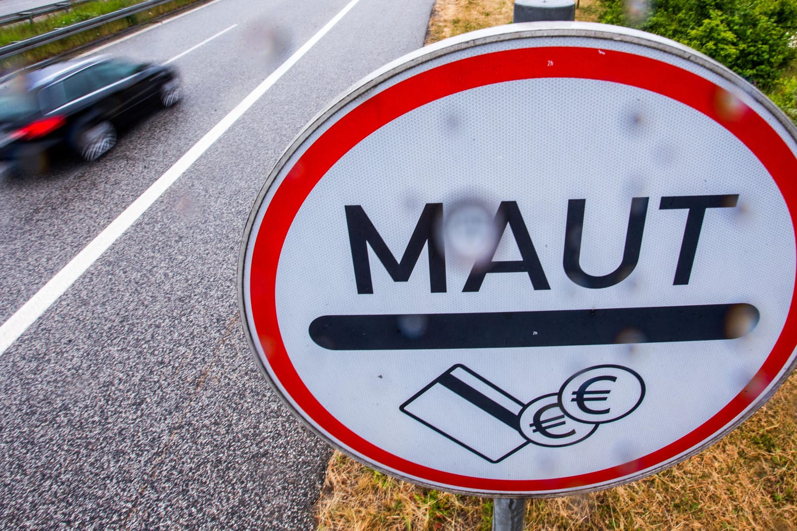 Ein Verkehrsschild weist die Autofahrer an der Stadtautobahn in Rostock auf die Mautpflicht für die Passage des Warnowtunnels hin.