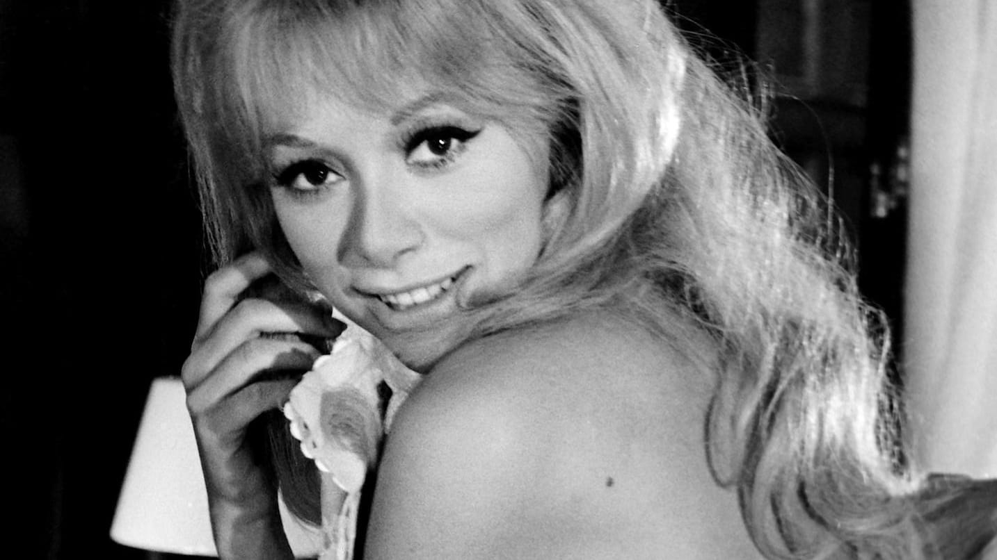 Mireille Darc in einer Szene des Films "Mordrezepte der Barbouzes" aus dem Jahr 1965.