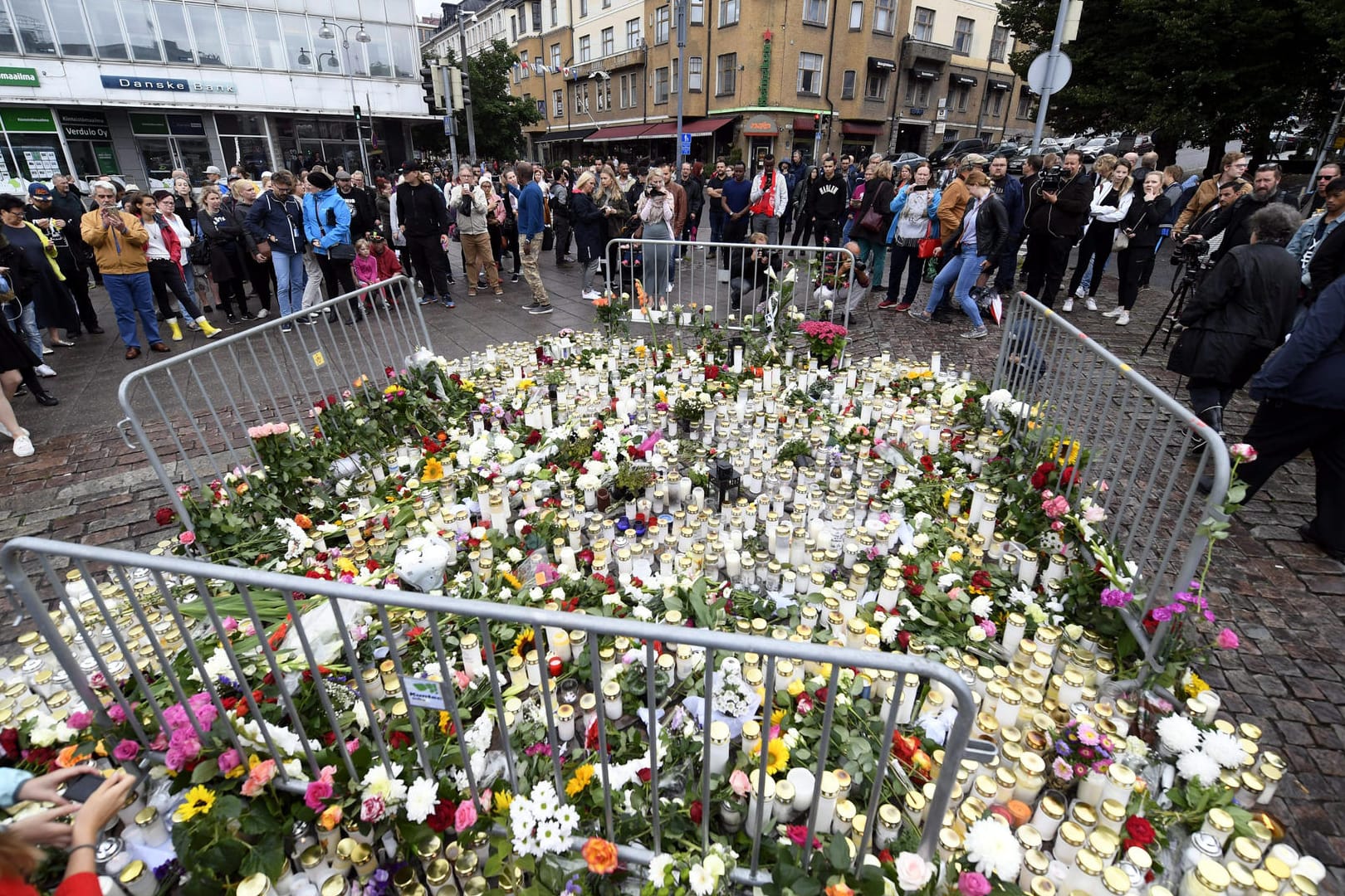 Dem Attentäter wird zweifacher Mord und Mordversuch in acht Fällen vorgeworfen