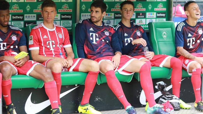 Thomas Müller (2.v.l.) auf der Bayern-Bank beim Spiel in Bremen.