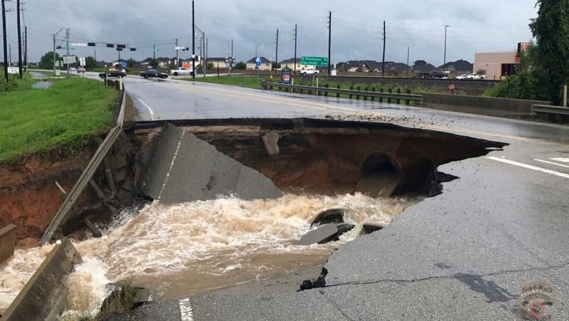 Teile einer Straße in Rosenberg bei Houston sind von Wassermassen weggespült worden.