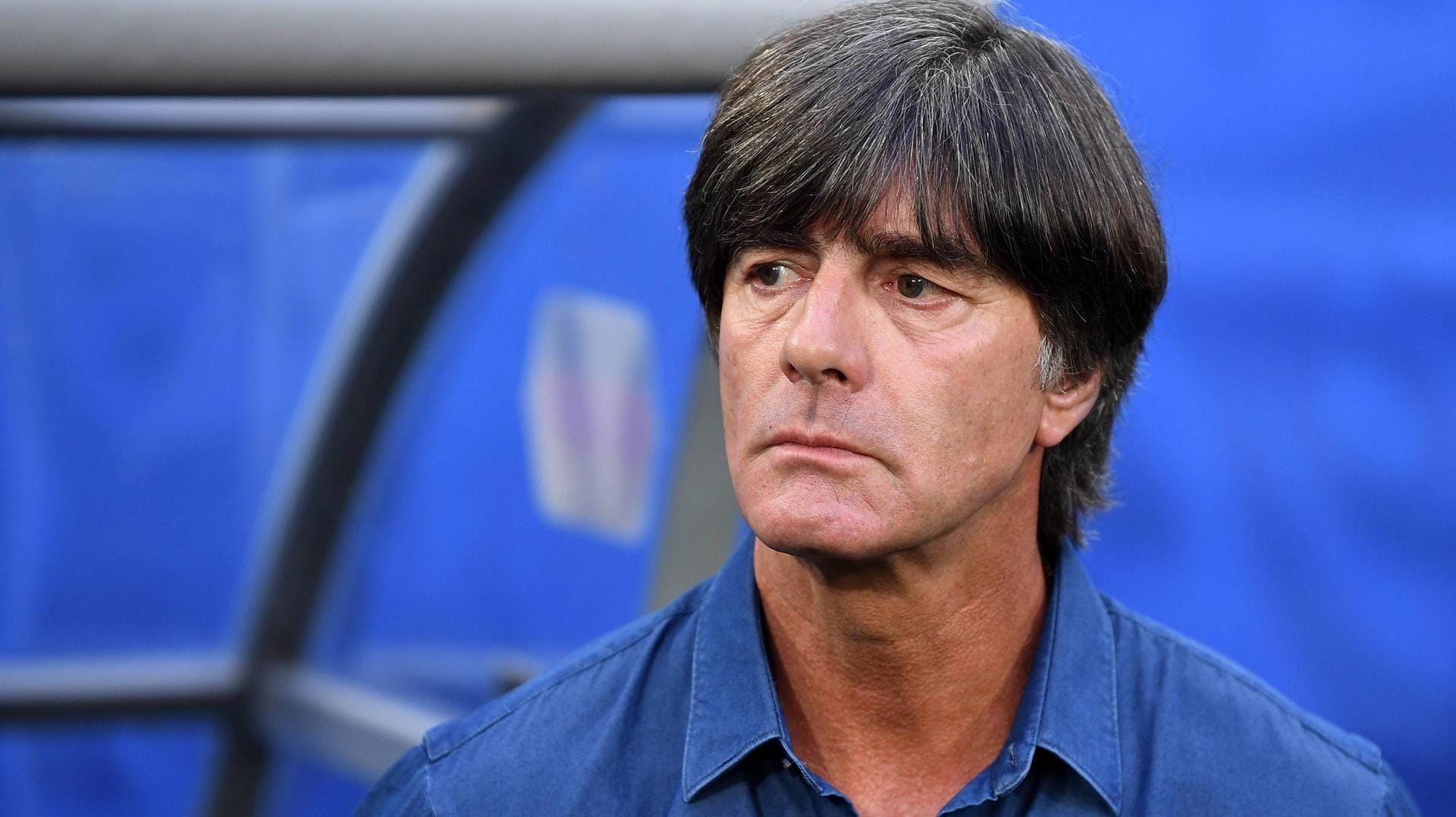 Bundestrainer Joachim Löw hat eine klare Meinung zum aktuellen Transfer-Chaos.