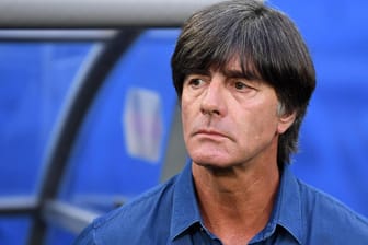 Bundestrainer Joachim Löw hat eine klare Meinung zum aktuellen Transfer-Chaos.