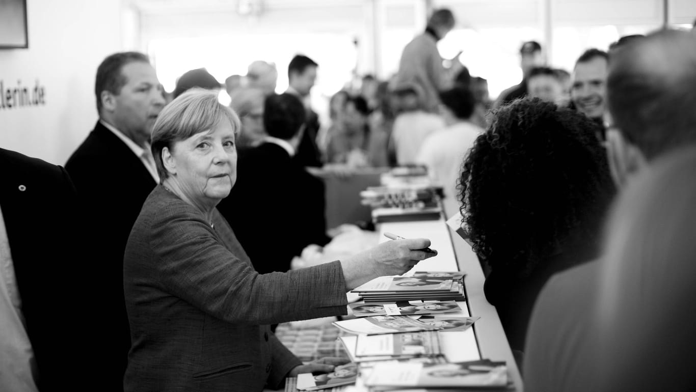Angela Merkel enthüllt ihr Kartoffelsuppen-Geheimnis und zeigt sich von ihrer privaten Seite.