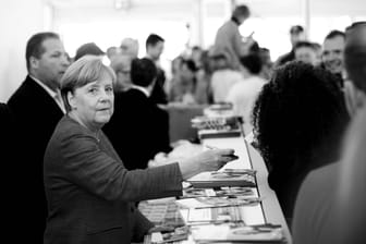 Angela Merkel enthüllt ihr Kartoffelsuppen-Geheimnis und zeigt sich von ihrer privaten Seite.