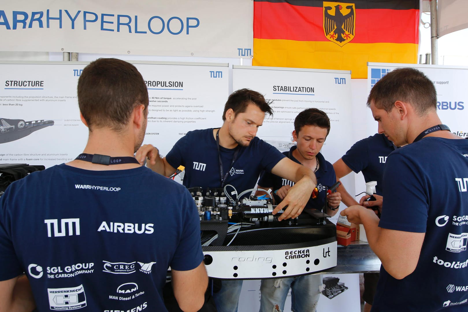 Münchner Studenten von der "Wissenschaftliche Arbeitsgemeinschaft für Raketentechnik und Raumfahrt" (WARR) arbeiten an ihrer Hyperloop Testkapsel für den Tesla-Wettbewerb, den sie später gewannen.