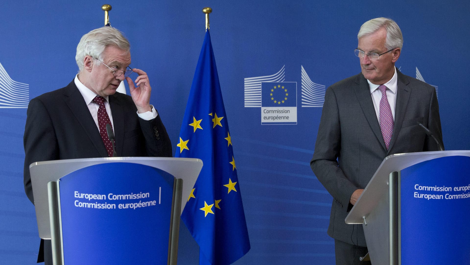 EU-Chefunterhändler Michel Barnier (r) und der britische Brexit-Minister David Davis kommen auf keinen Nenner. EU-Chefunterhändler Michel Barnier (r) und der britische Brexit-Minister David Davis kommen auf keinen Nenner.