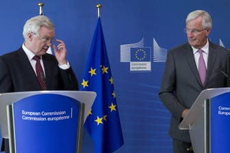EU-Chefunterhändler Michel Barnier (r) und der britische Brexit-Minister David Davis kommen auf keinen Nenner.