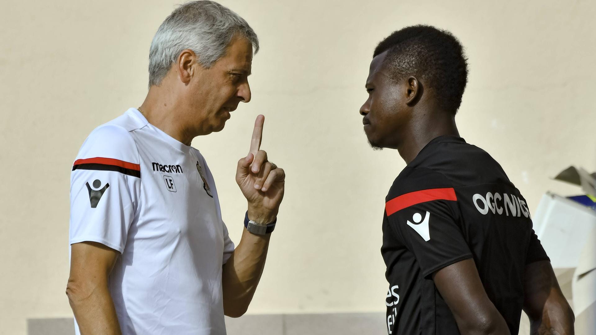 Nizza-Trainer Favre (li.) im Gespräch mit Jean Michael Seri.