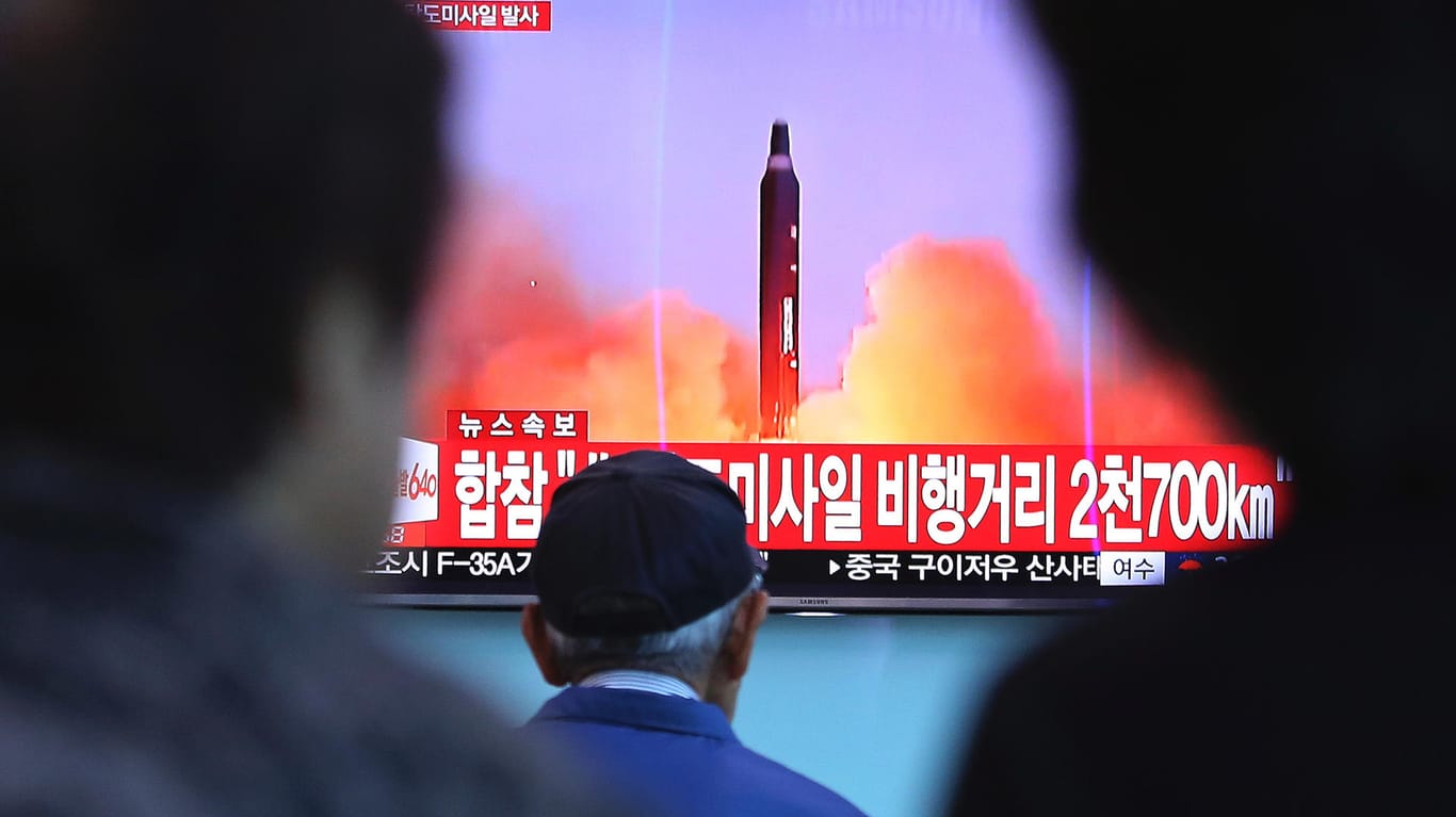 In einem Bahnhof in der südkoreanischen Hauptstadt Seoul verfolgen Passanten TV-Berichte über den jüngsten Raketentest des Nordens.