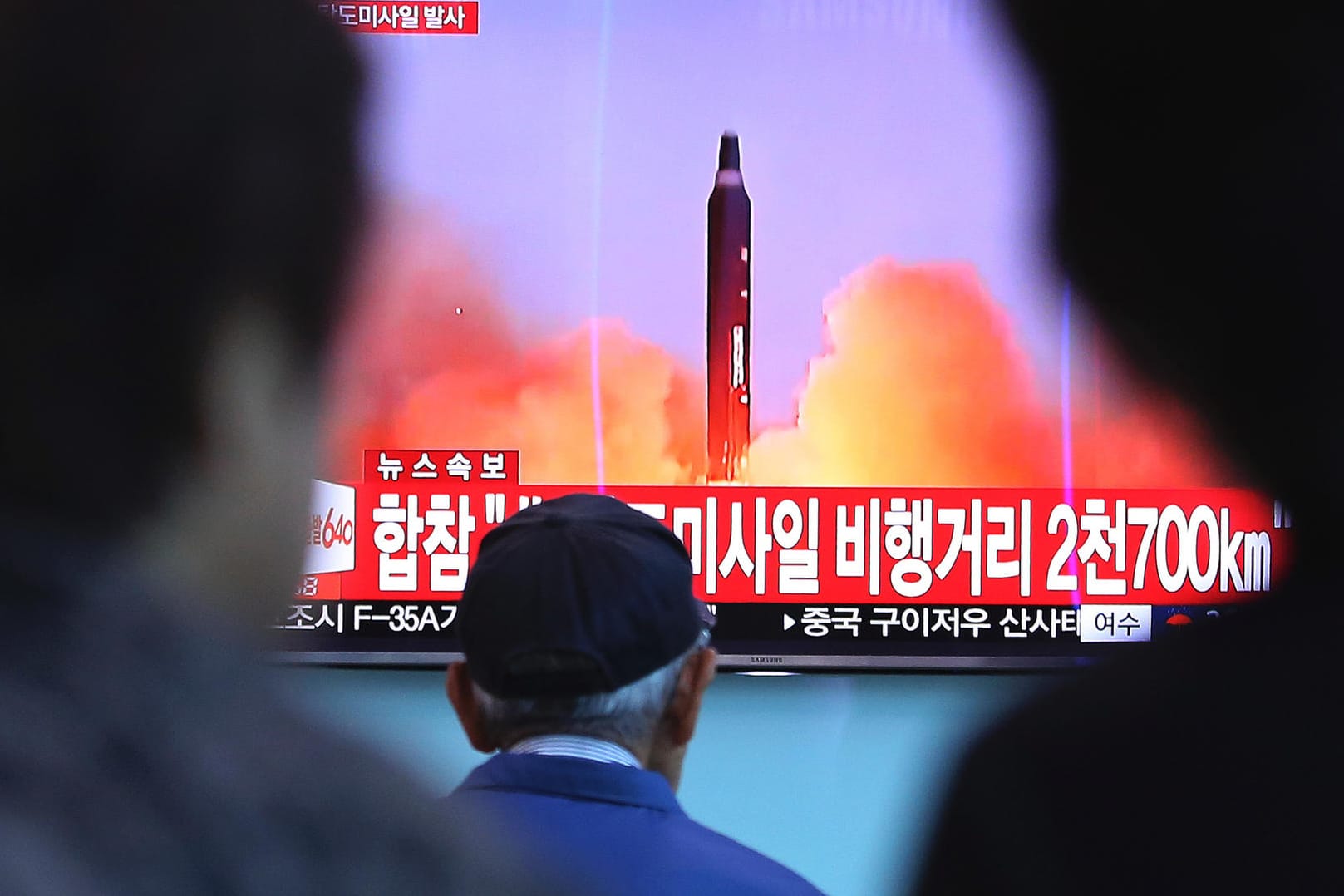 In einem Bahnhof in der südkoreanischen Hauptstadt Seoul verfolgen Passanten TV-Berichte über den jüngsten Raketentest des Nordens.