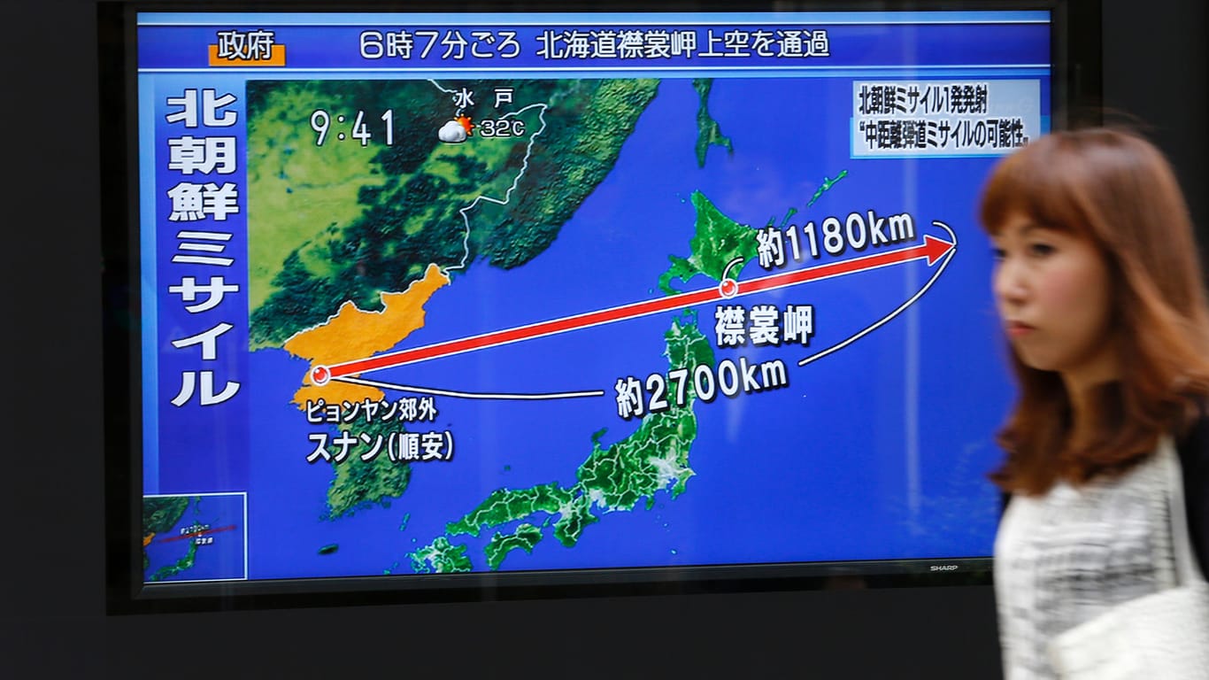 Die Grafik eines japanischen TV-Senders zeigt die Flugroute der nordkoreanischen Rakete.