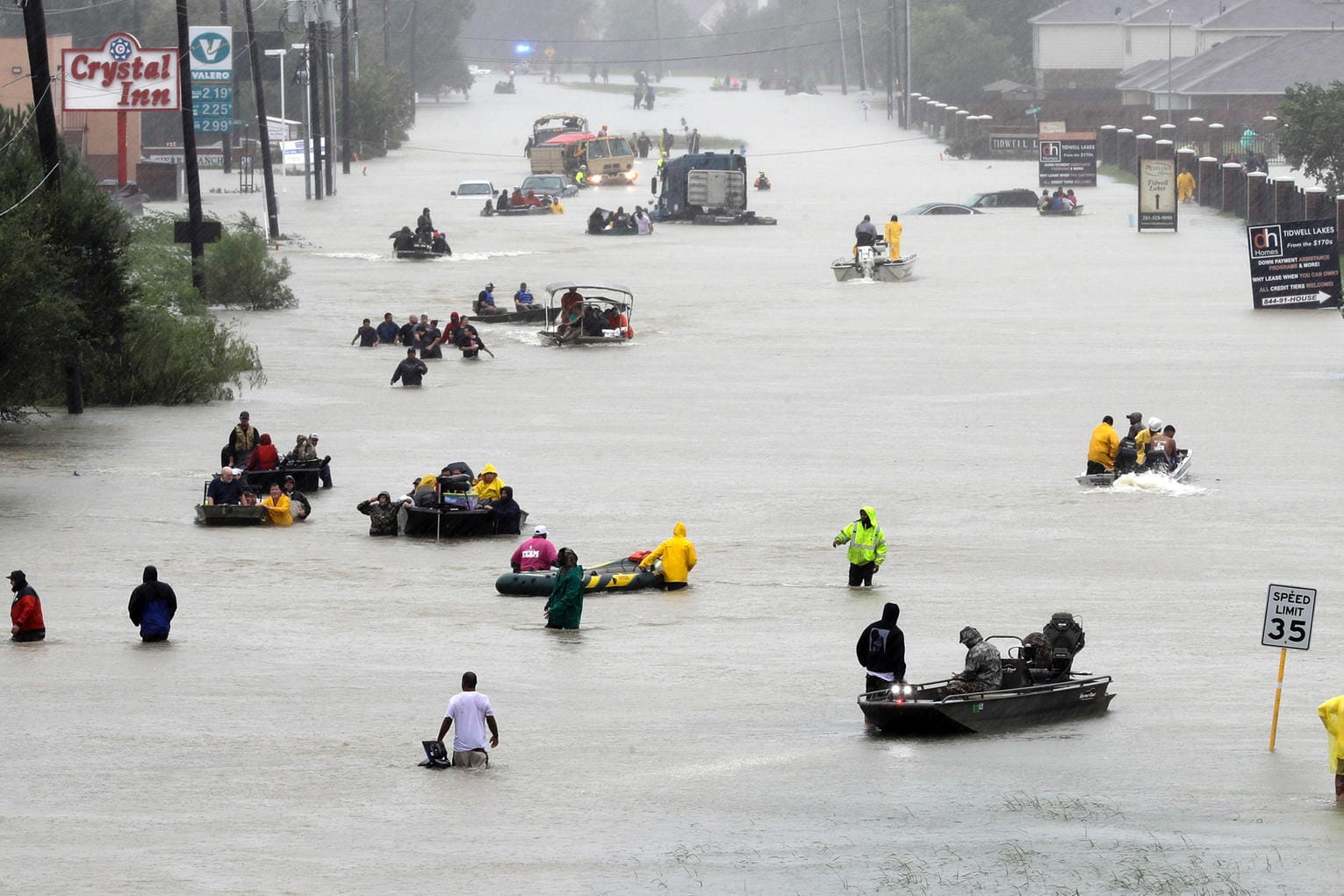 Einige Stadtteile in Houston sind nach den Überflutungen nur noch mit Booten befahrbar. In den nächsten Tagen werden weitere sintflutartigen Regenfälle erwartet.