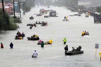 Einige Stadtteile in Houston sind nach den Überflutungen nur noch mit Booten befahrbar. In den nächsten Tagen werden weitere sintflutartigen Regenfälle erwartet.
