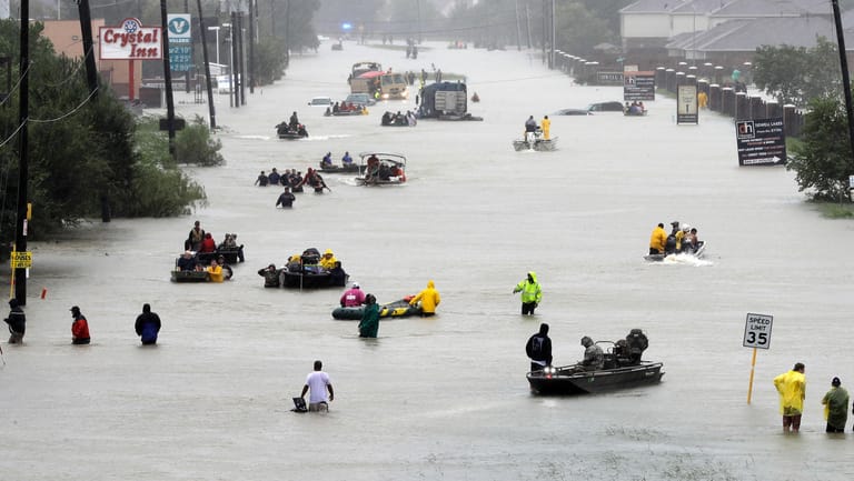 Einige Stadtteile in Houston sind nach den Überflutungen nur noch mit Booten befahrbar. In den nächsten Tagen werden weitere sintflutartigen Regenfälle erwartet.