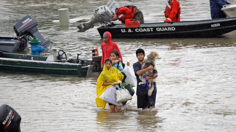 Anwohner in Houston werden aus einer überfluteten Straße evakuiert.