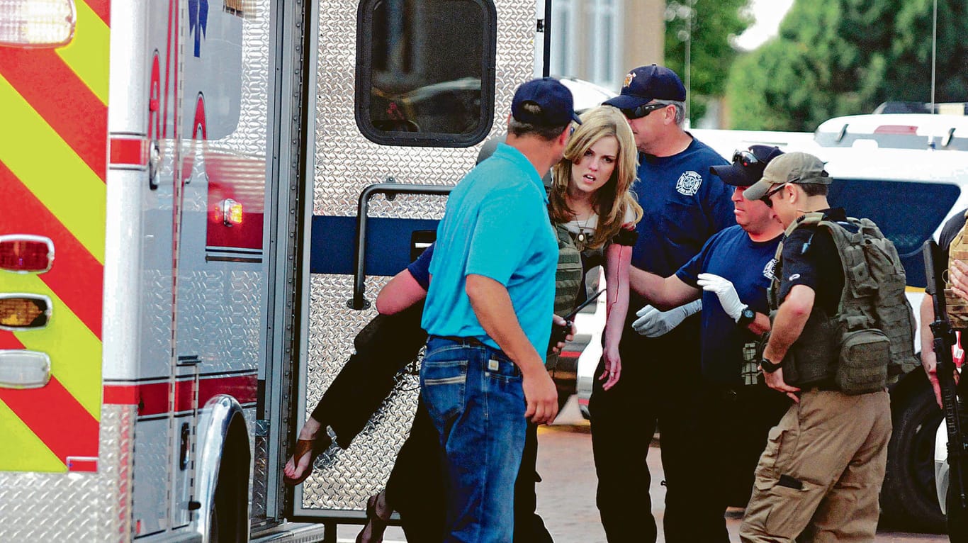 Eine verletzte Frau wird in Clovis von Rettungskräften in einen Krankenwagen getragen.