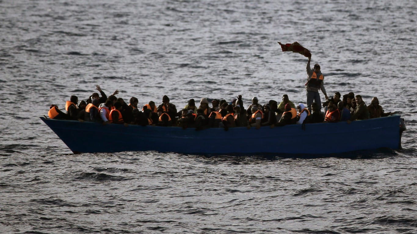 Seit Jahren wagen Menschen aus Afrika die lebensgefährliche Flucht nach Europa über das Mittelmeer (Archivbild)