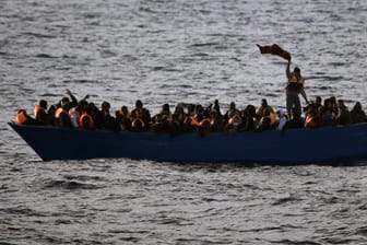 Seit Jahren wagen Menschen aus Afrika die lebensgefährliche Flucht nach Europa über das Mittelmeer (Archivbild)