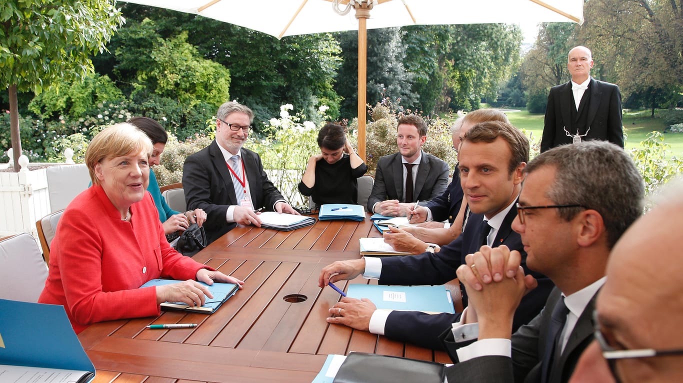 Vor dem Migrationsgipfel traf sich Angela Merkel im Garten des Elysee-Palastes mit Emmanuel Macron.