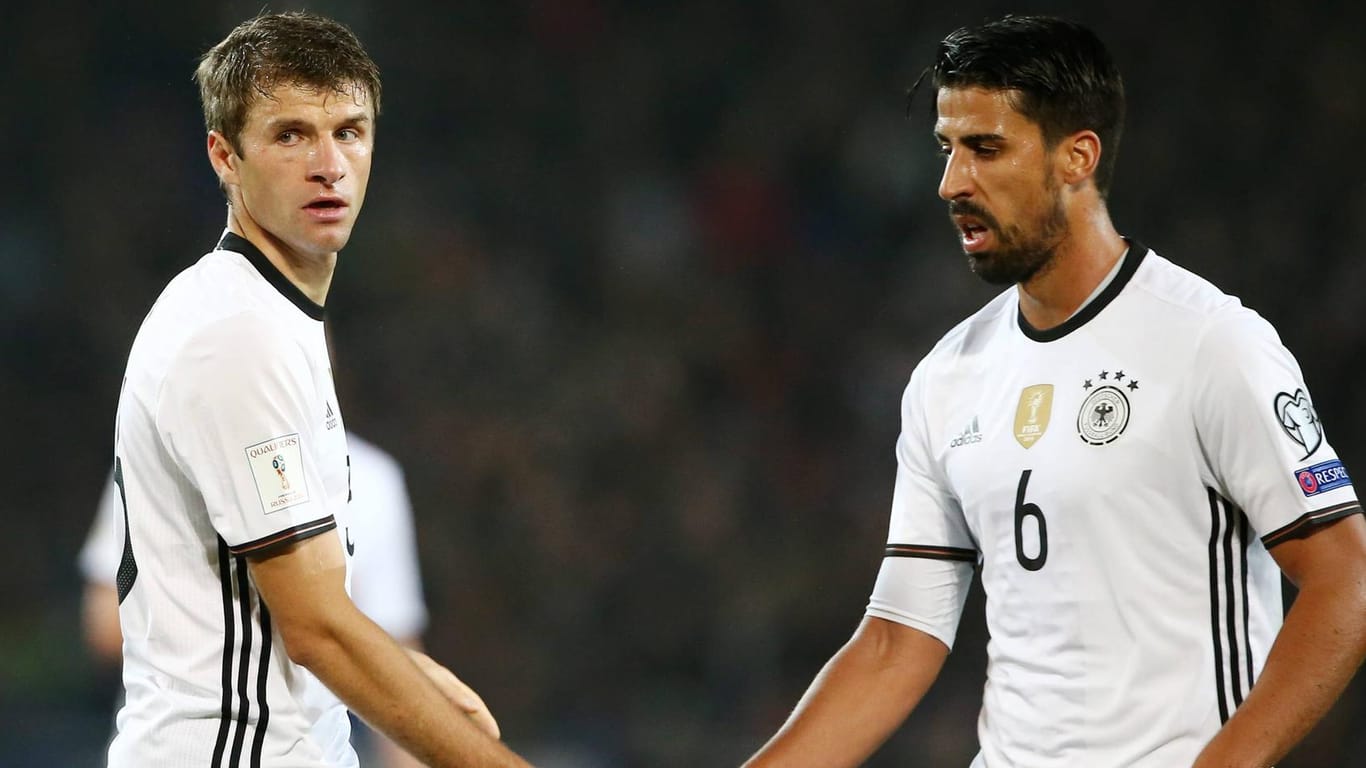 Thomas Müller (l.) und Sami Khedira kennen sich gut aus der Nationalmannschaft.