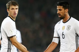 Thomas Müller (l.) und Sami Khedira kennen sich gut aus der Nationalmannschaft.