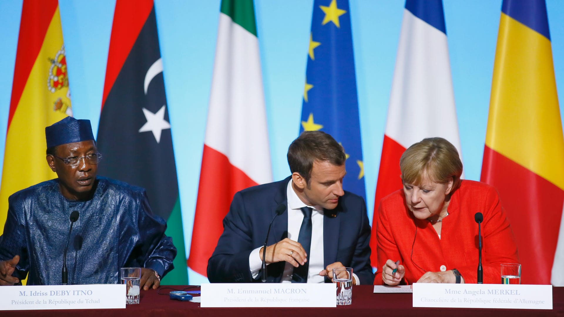 Die Staatschefs von Tschad, Frankreich und Deutschland bei der Pressekonferenz im Élyséepalast.