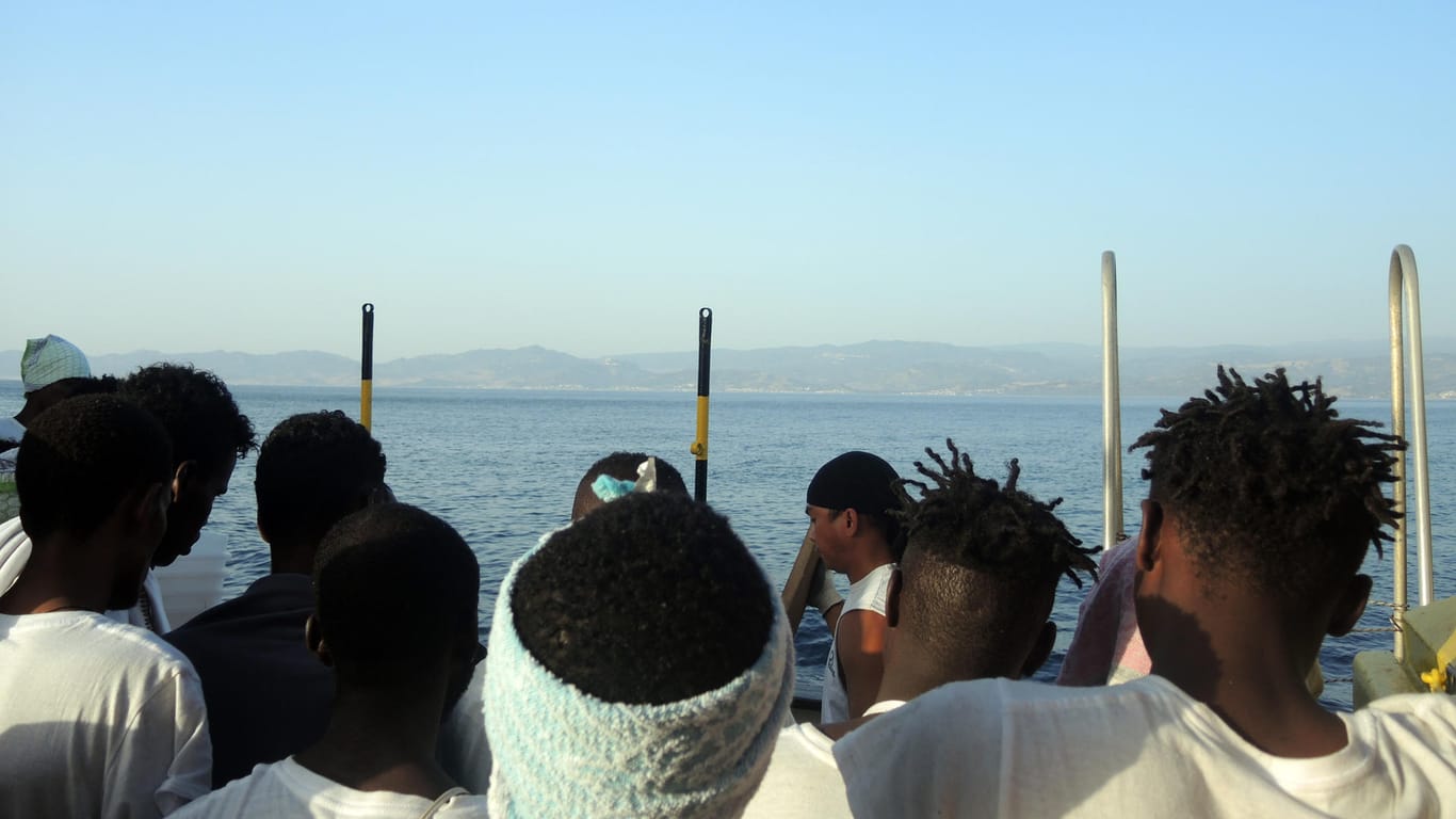 Migranten aus Afrika, die vor Italiens Küste von der Hilfsorganisation "Ärzte ohne Grenzen" und "SOS Méditerranée" aus dem Mittelmeer gerettet wurden (Archivbild)