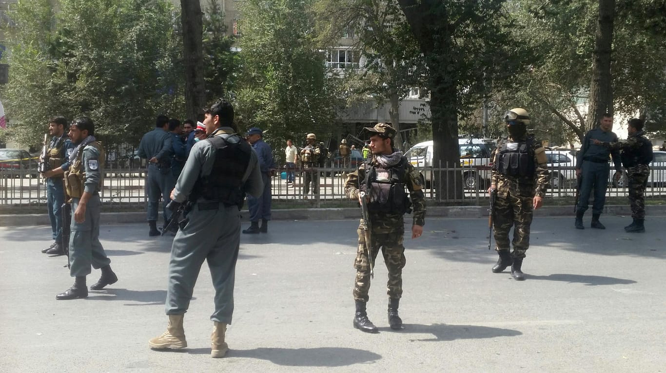 Afghanische Sicherheitskräfte patrouillieren in Kabul nach der Explosion nahe der US-Botschaft auf der Straße.