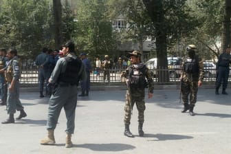 Afghanische Sicherheitskräfte patrouillieren in Kabul nach der Explosion nahe der US-Botschaft auf der Straße.