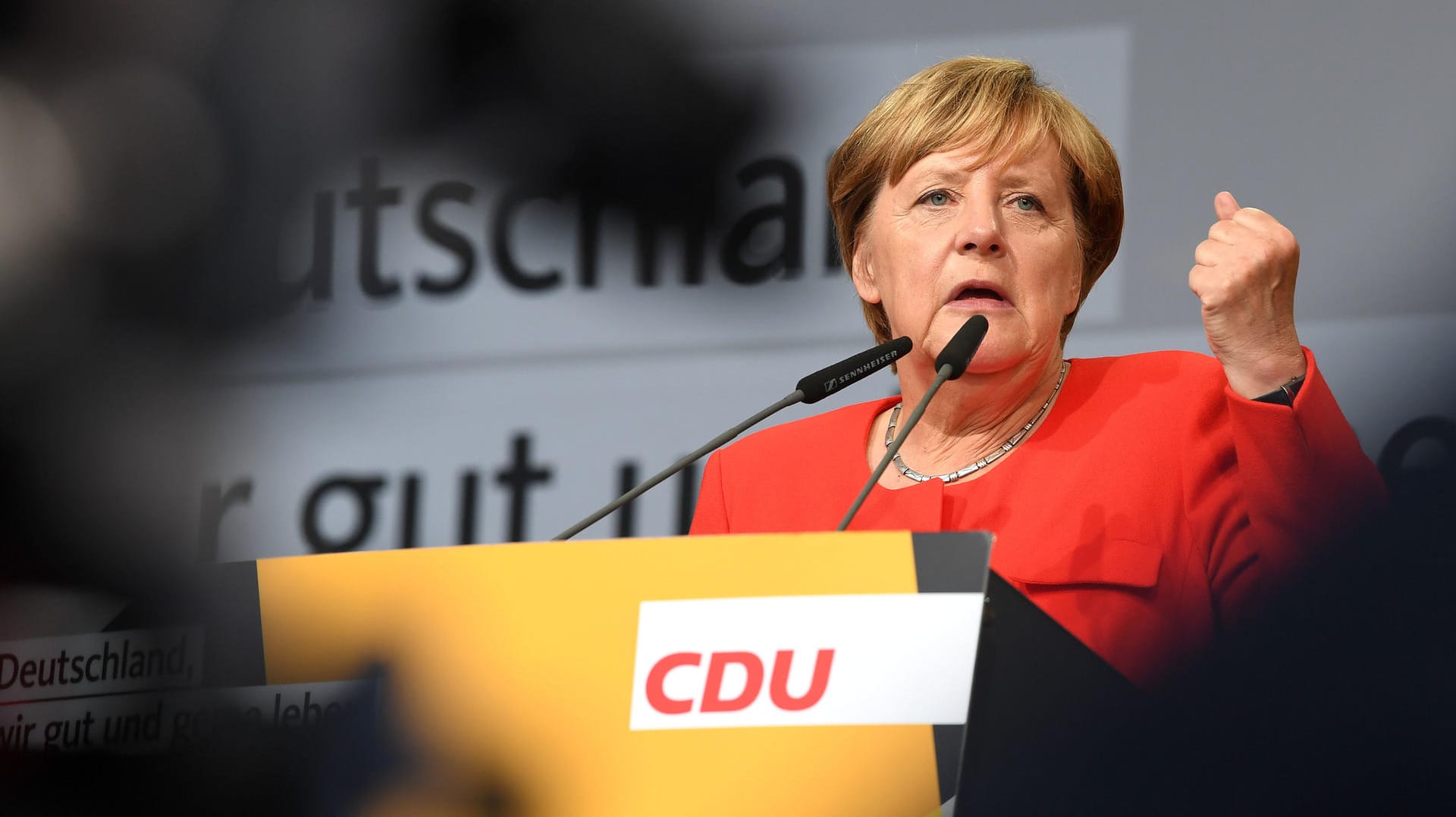 Angela Merkel geht strikter mit der Türkei um: "Wir haben die Reisehinweise für die Türkei verändert und gehen weit restriktiver an wirtschaftliche Kontakte heran". Angela Merkel geht strikter mit der Türkei um: "Wir haben die Reisehinweise für die Türkei verändert und gehen weit restriktiver an wirtschaftliche Kontakte heran".
