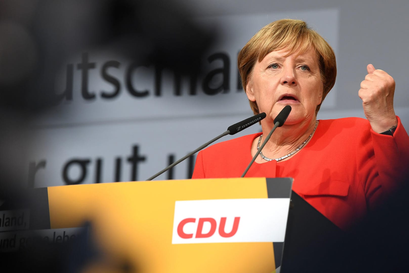 Angela Merkel geht strikter mit der Türkei um: "Wir haben die Reisehinweise für die Türkei verändert und gehen weit restriktiver an wirtschaftliche Kontakte heran".