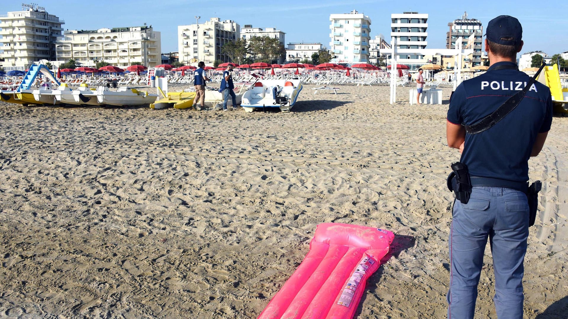 Ein Polizist steht am Tatort in Rimini Wache.