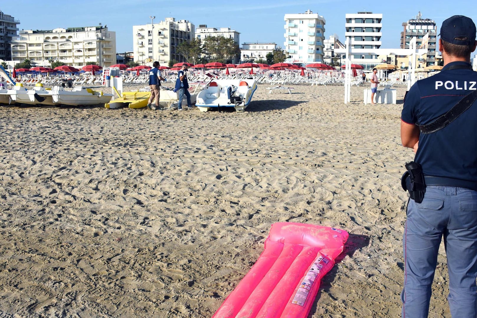 Ein Polizist steht am Tatort in Rimini Wache.