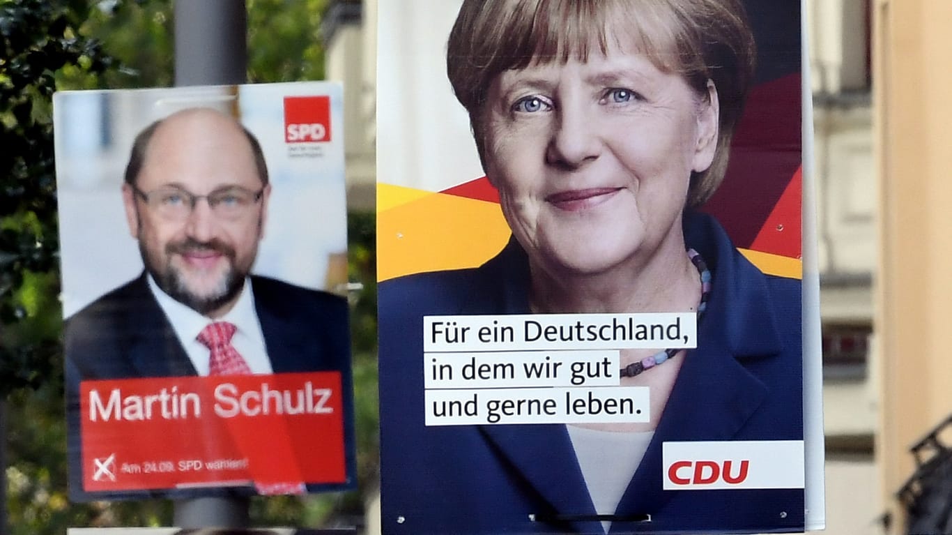 Wahlplakate von Bundeskanzlerin Angela Merkel und Herausforderer Martin Schulz hängen in Berlin.