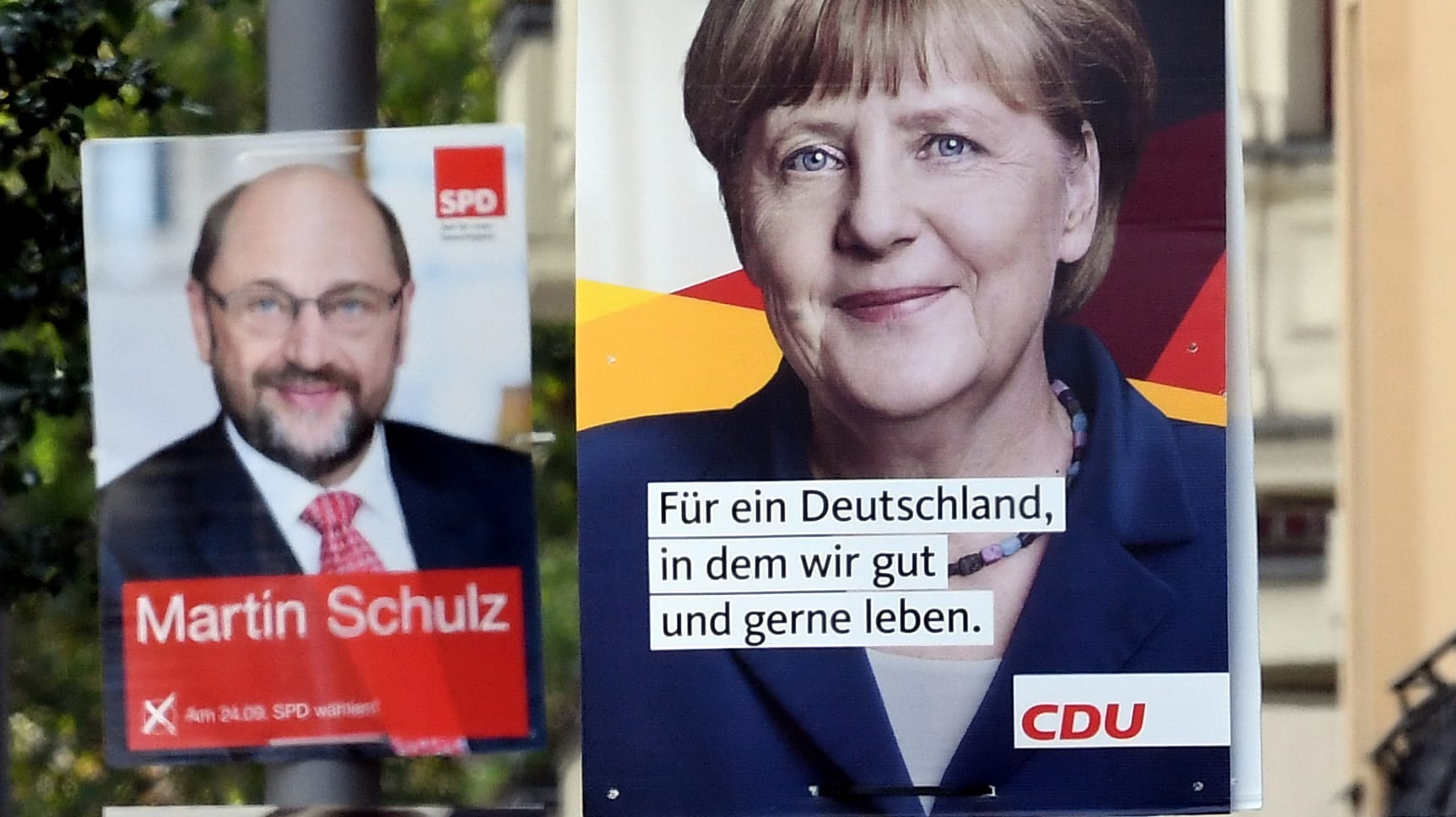 Wahlplakate von Bundeskanzlerin Angela Merkel und Herausforderer Martin Schulz hängen in Berlin. Wahlplakate von Bundeskanzlerin Angela Merkel und Herausforderer Martin Schulz hängen in Berlin.
