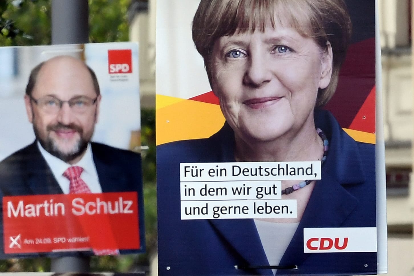 Wahlplakate von Bundeskanzlerin Angela Merkel und Herausforderer Martin Schulz hängen in Berlin.