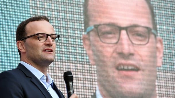 Finanzstaatssekretär Jens Spahn war in die Kritik geraten, weil er sich an einem Unternehmen beteiligte, das einer Branche angehört, für die er im Finanzministerium zuständig ist. Finanzstaatssekretär Jens Spahn war in die Kritik geraten, weil er sich an einem Unternehmen beteiligte, das einer Branche angehört, für die er im Finanzministerium zuständig ist.