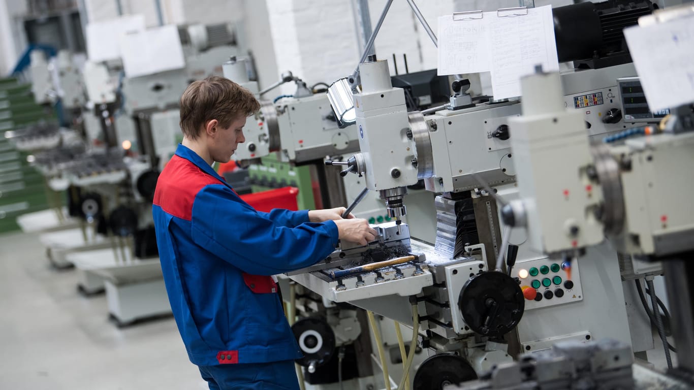 Ein Auszubildender arbeitet einer Ausbildungswerkstatt für Mechaniker im ABB Ausbildungszentrum in Berlin.