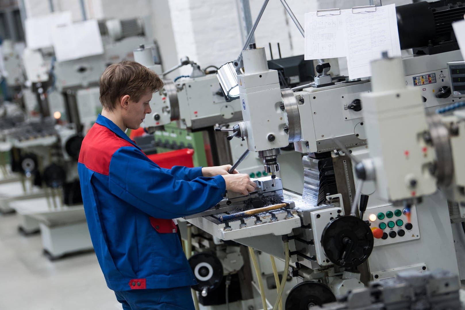 Ein Auszubildender arbeitet einer Ausbildungswerkstatt für Mechaniker im ABB Ausbildungszentrum in Berlin.