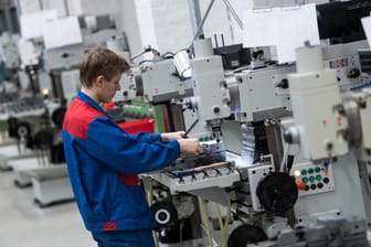 Ein Auszubildender arbeitet einer Ausbildungswerkstatt für Mechaniker im ABB Ausbildungszentrum in Berlin.