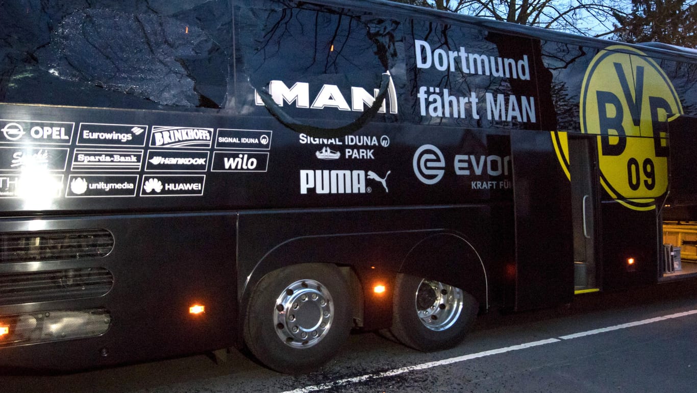 Am 11. April detonierten Sprengsätze neben dem Mannschaftsbus von Borussia Dortmund. Sie beschädigten den Bus, verletzten einen BVB-Spieler und eine Polizisten. (Archivbild)