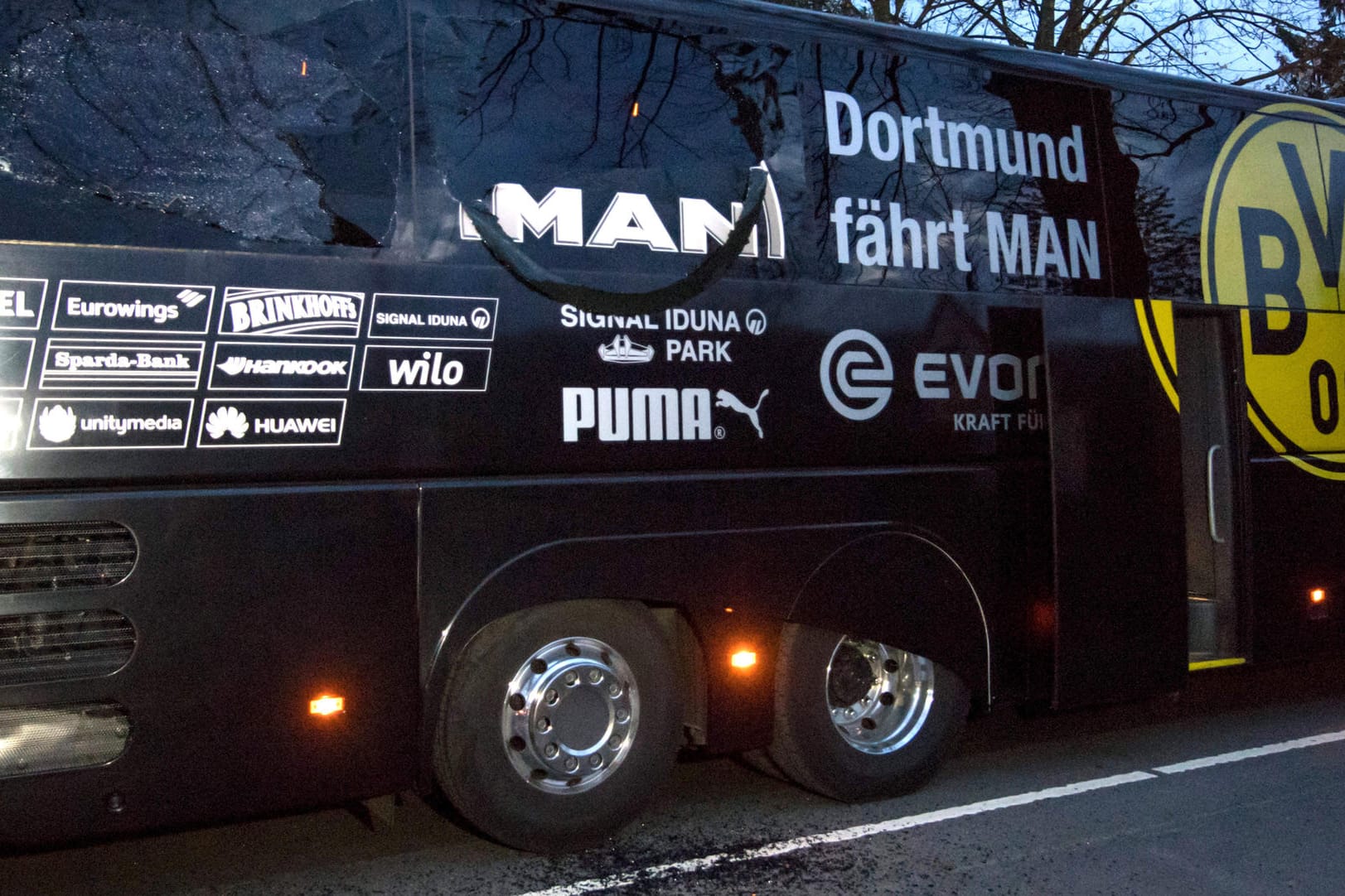 Am 11. April detonierten Sprengsätze neben dem Mannschaftsbus von Borussia Dortmund. Sie beschädigten den Bus, verletzten einen BVB-Spieler und eine Polizisten. (Archivbild)
