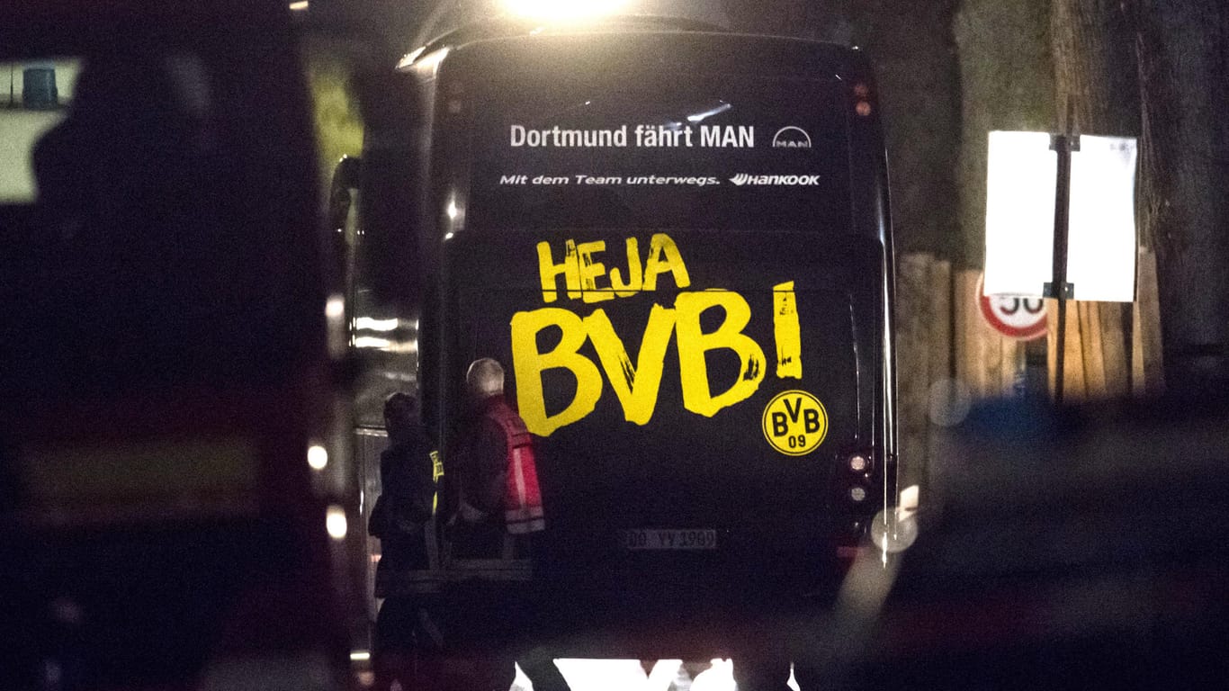 Drei Explosionen erschütterten den Bus, in dem sich die Mannschaft von Fußballbundesligist Borussia Dortmund aufhielt.