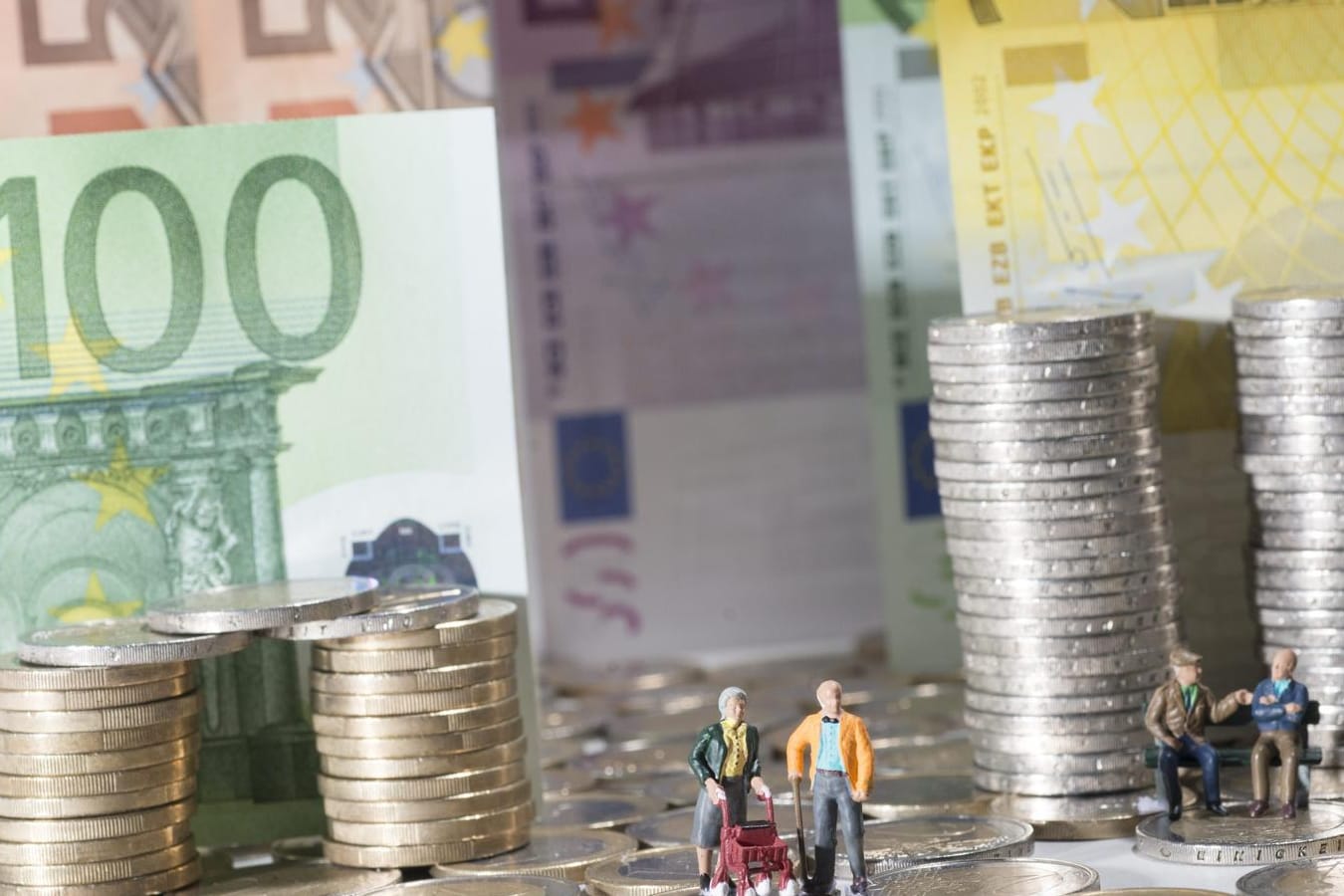 Die Parteien stecken so viel Geld wie nie in den Wahlkampf.