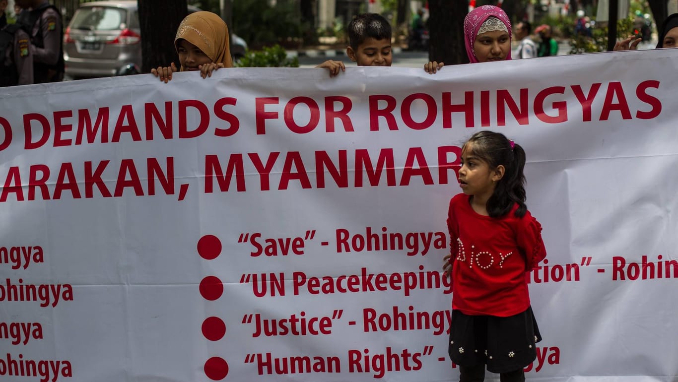 Angehörige der muslimischen Midnerheit Rohingya protestieren vor dem UN-Flüchtlingshilfswerk (UNHCR), um die Gewalt gegen die Rohingya einzudämmen.